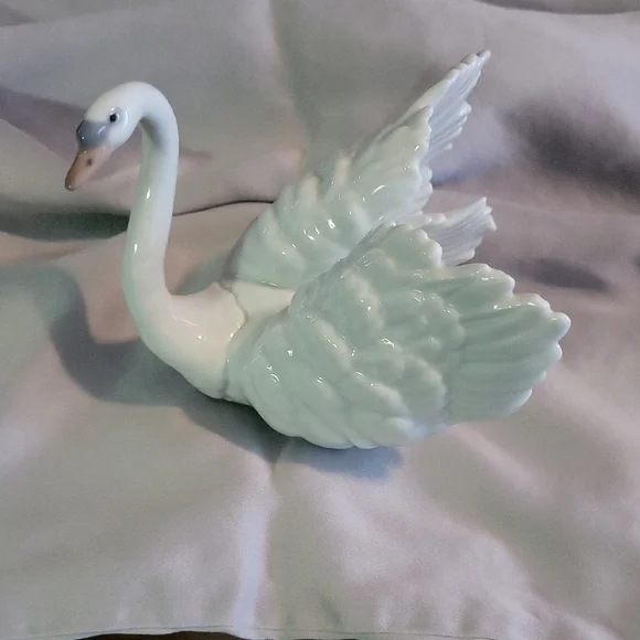 Elegant White Porcelain Swan Figurine. LLADRO - Picture 1 of 5